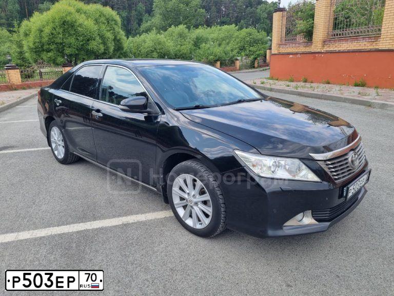 Фото автомобиля TOYOTA CAMRY, 2012 — госномер Р503ЕР70. Цвет: ЧЕРНЫЙ