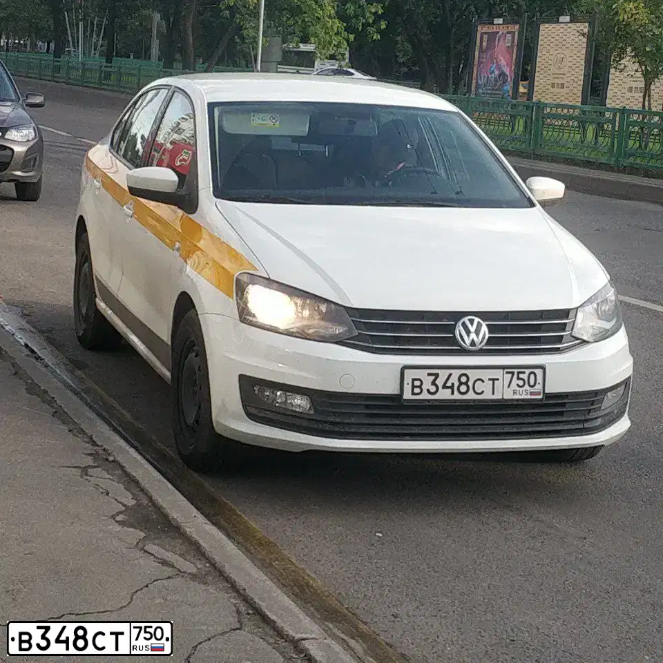 Фото автомобиля VOLKSWAGEN POLO, 2018 — госномер К393ХЕ126. Цвет: БЕЛЫЙ-ЖЕЛТЫЙ-СЕРЫЙ
