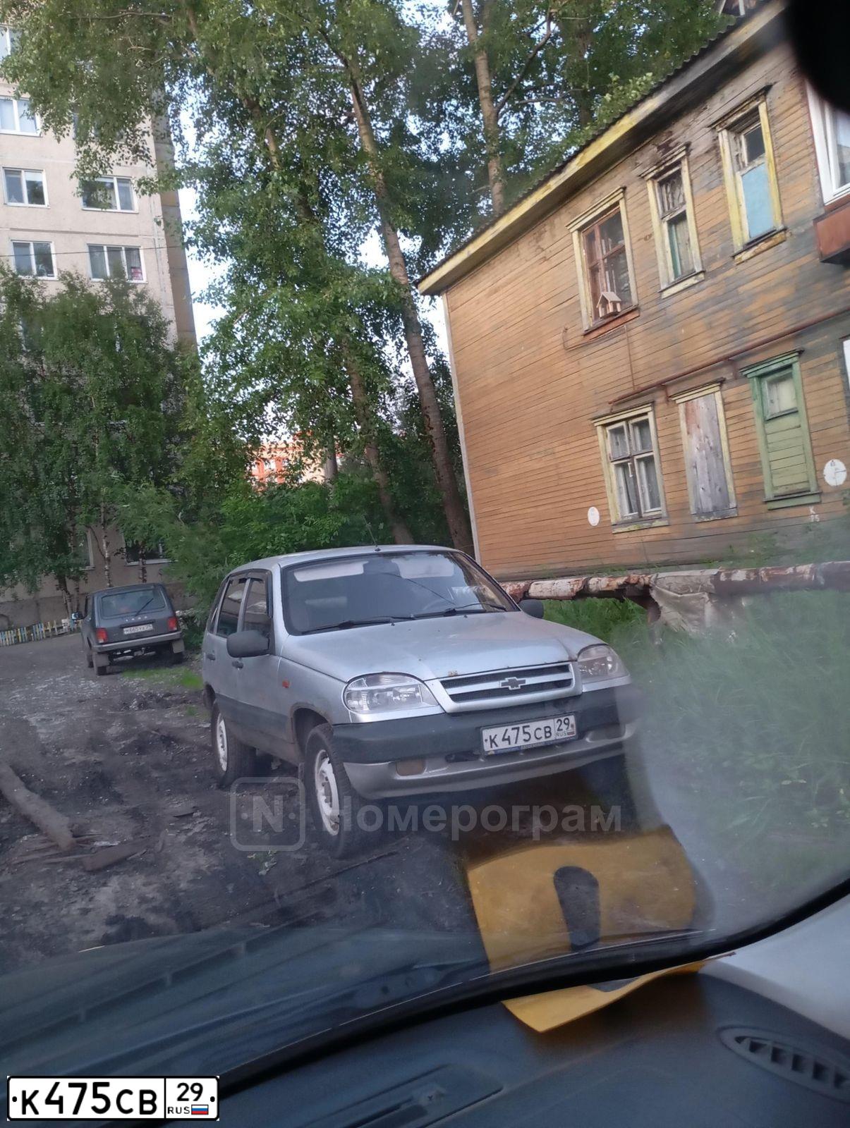 Фото автомобиля CHEVROLET NIVA, 2005 — госномер К475СВ29. Цвет: СВЕТЛО-СЕРЕБРИСТЫЙ  МЕТАЛЛИК