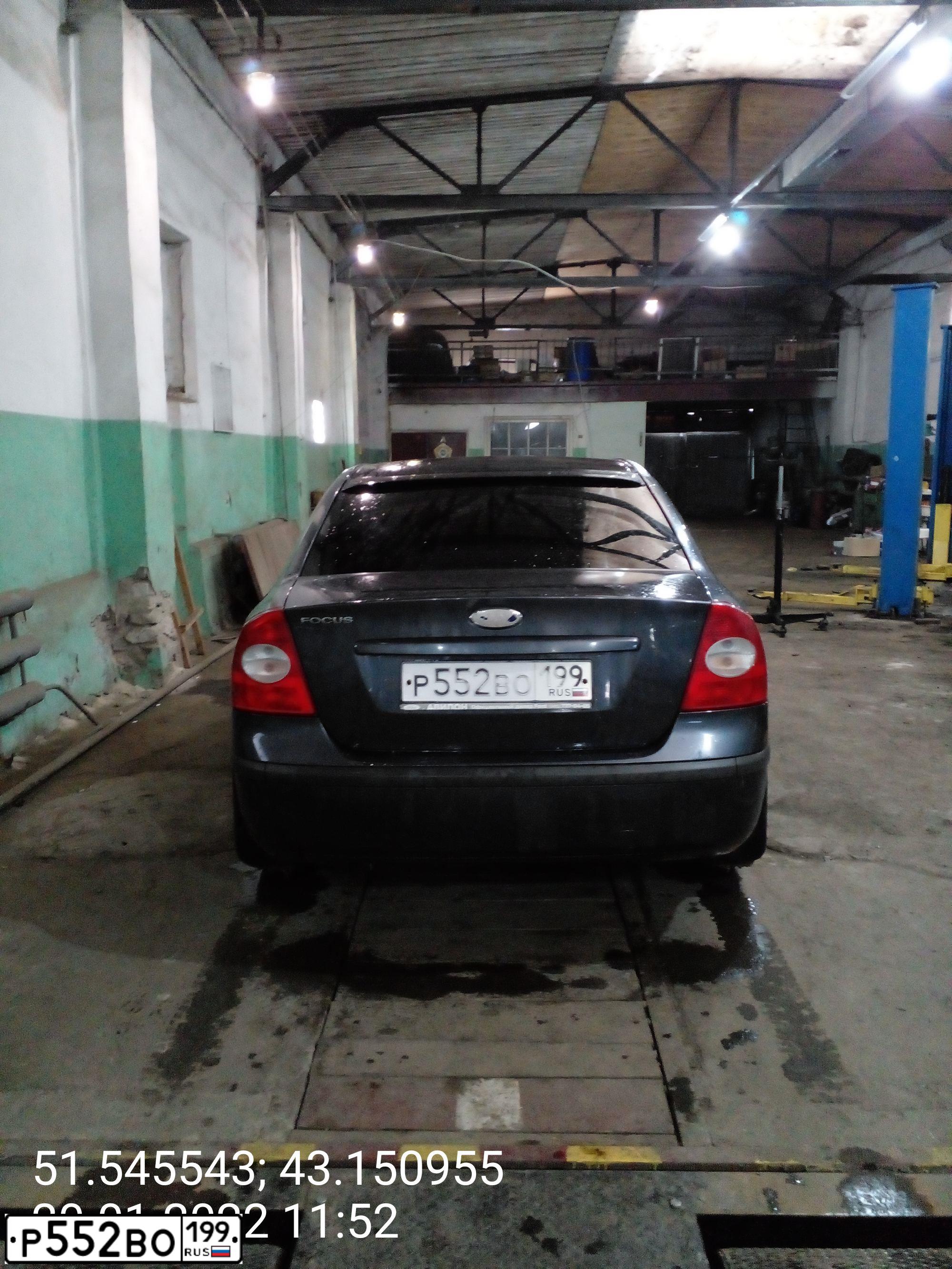 Фото автомобиля FORD FOCUS, 2008 — госномер Р552ВО199. Цвет: ТЕМНО-СЕРЫЙ
