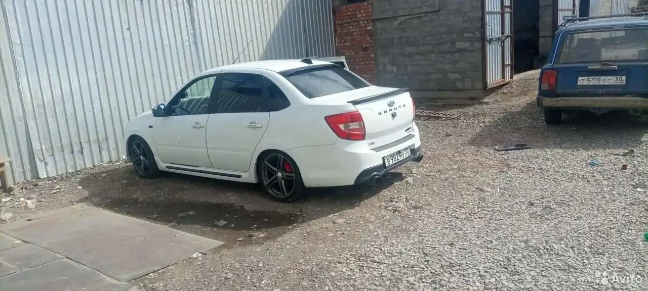 Фото автомобиля KIA RIO, 2016 — госномер В982НУ30. Цвет: Белый