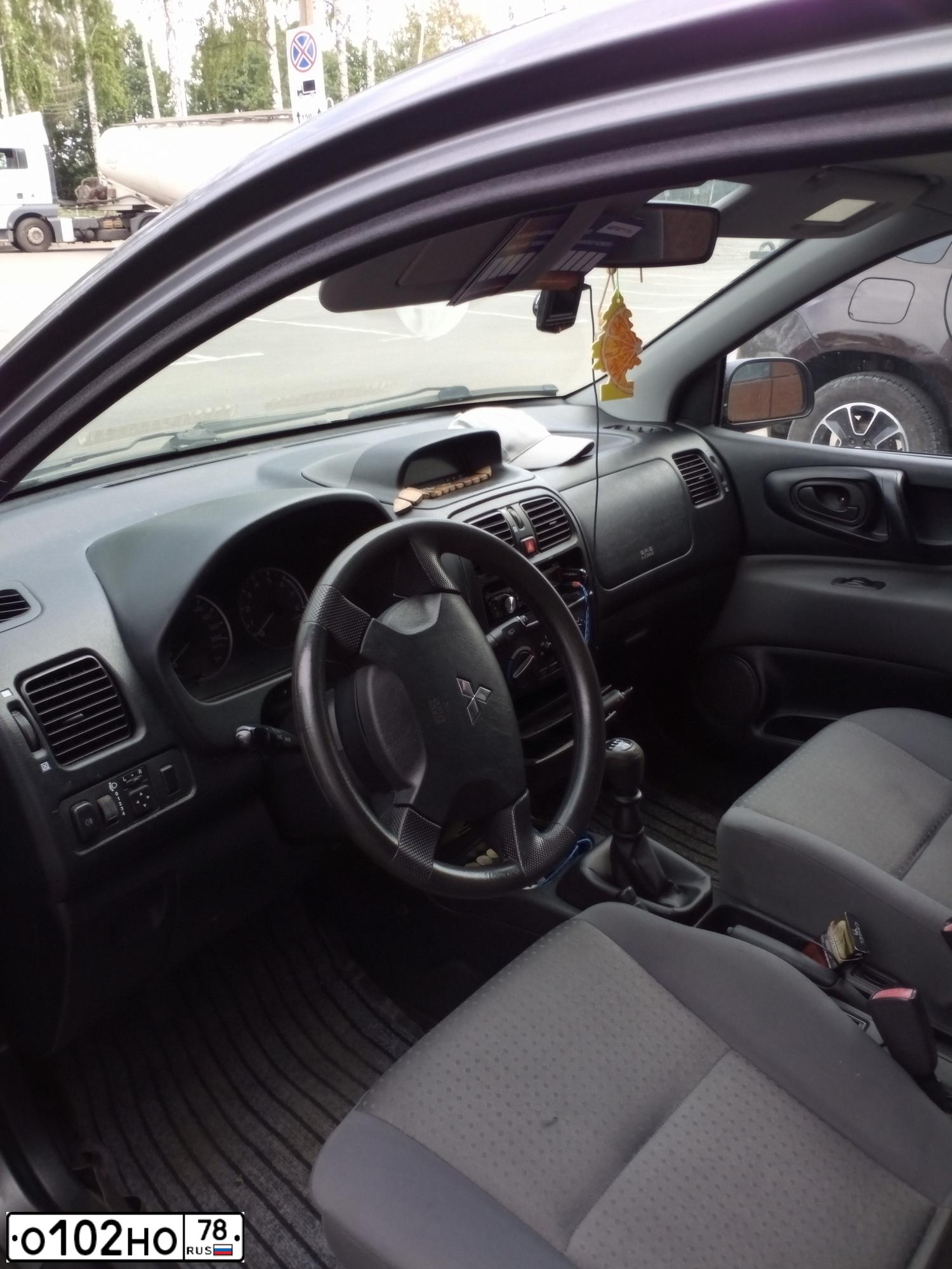 Фото автомобиля MITSUBISHI SPACE STAR, 2004 — госномер О102НО78. Цвет: Серый