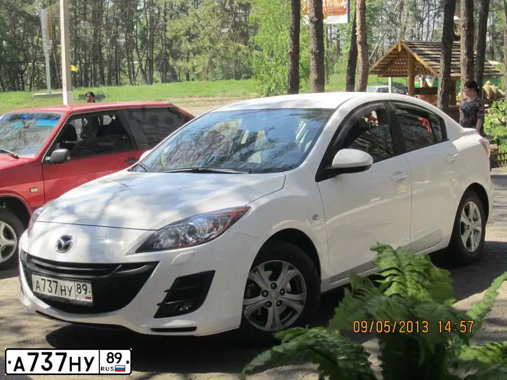 Фото автомобиля MAZDA 3, 2011 — госномер А737НУ89. Цвет: Белый