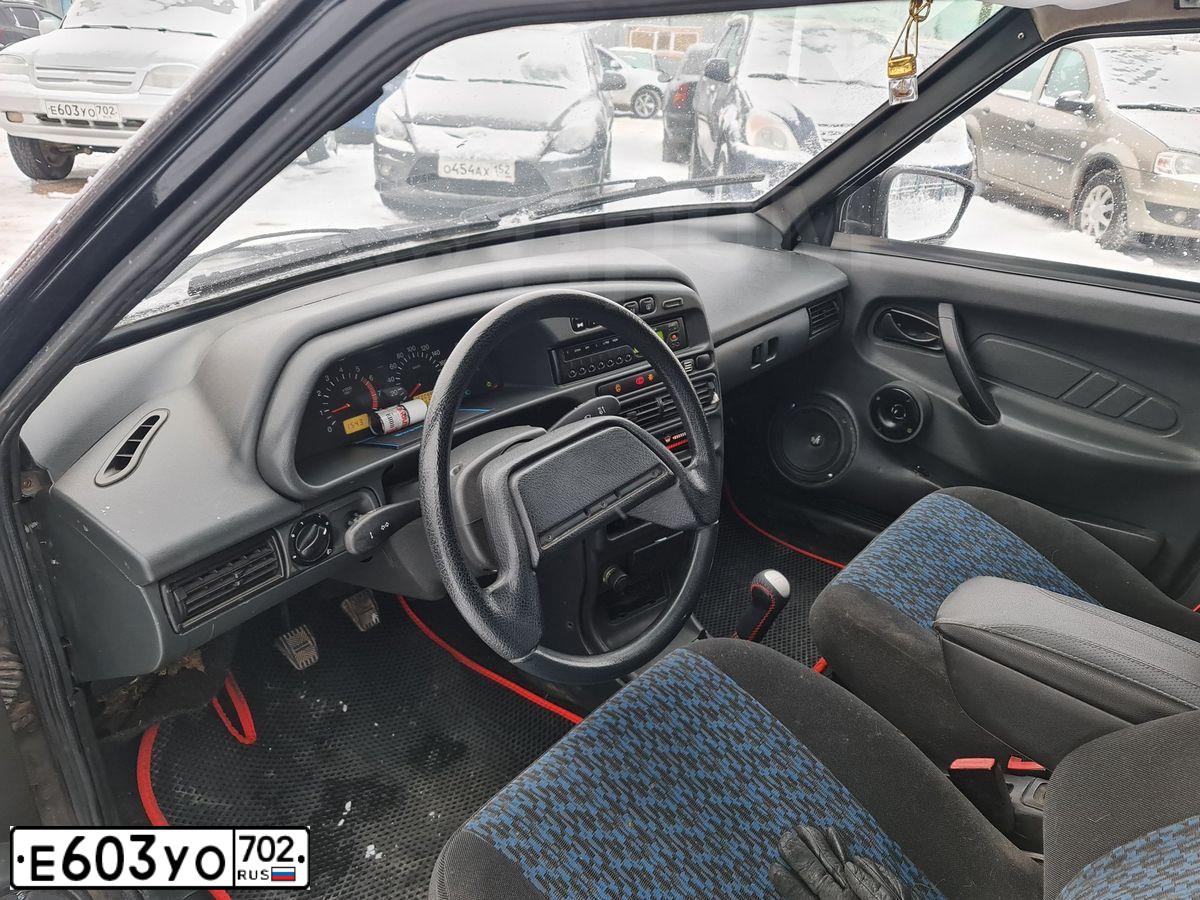 Фото автомобиля CHEVROLET NIVA, 2008 — госномер Р515УА11. Цвет: Светло-Серебристый металлик