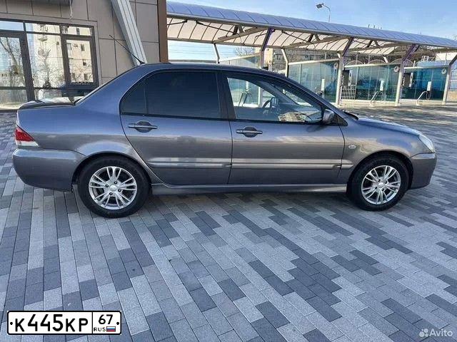 Фото автомобиля MITSUBISHI LANCER, 2005 — госномер А806АМ185. Цвет: СЕРЫЙ