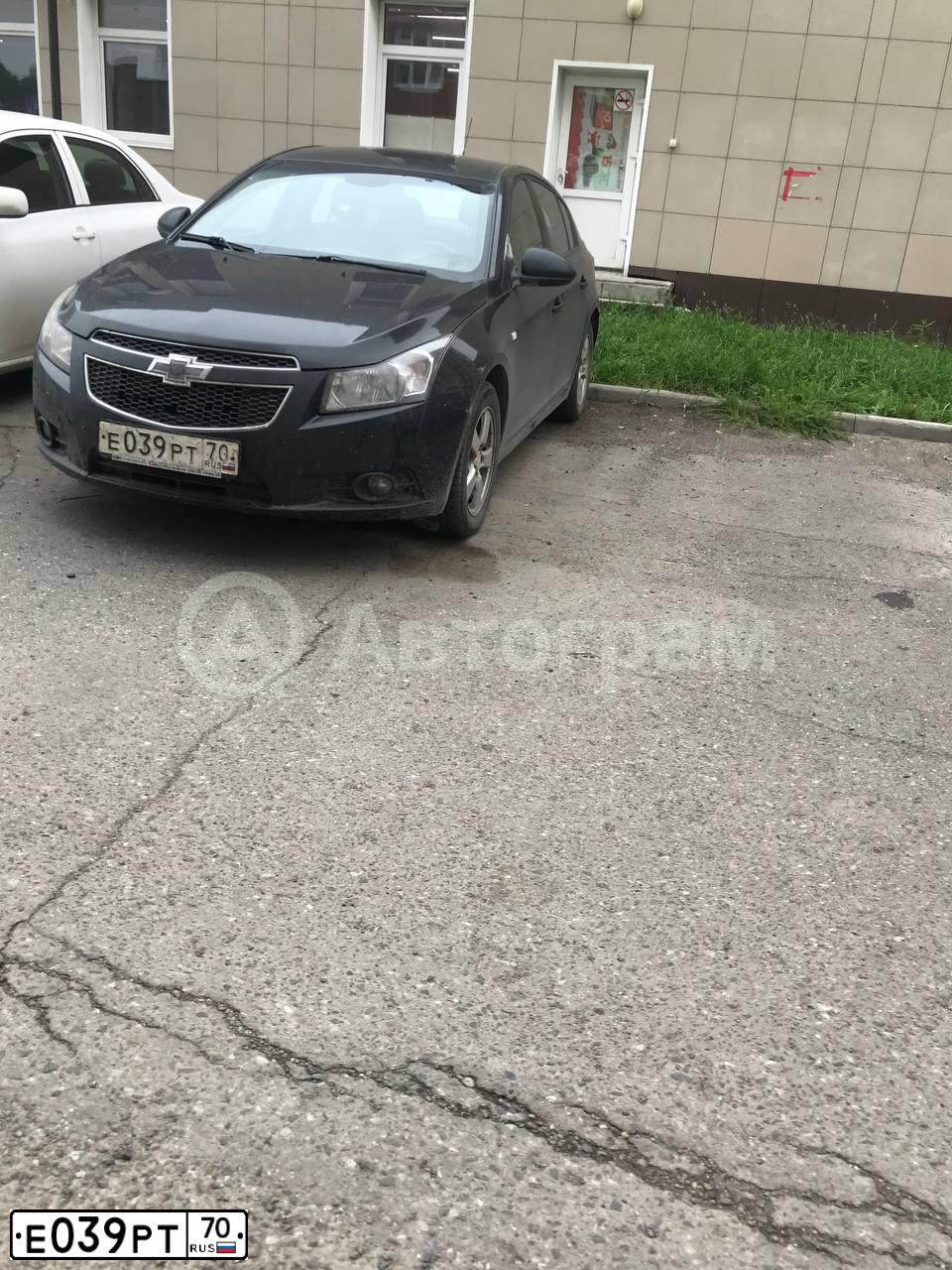 Фото автомобиля CHEVROLET CRUZE, 2012 — госномер Е039РТ70. Цвет: ЧЕРНЫЙ