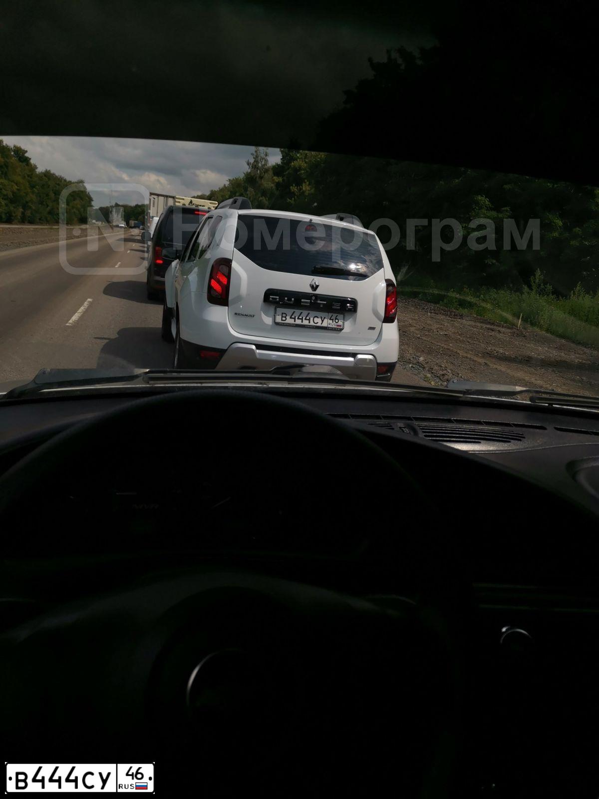 Фото автомобиля RENAULT DUSTER, 2018 — госномер О222АР46. Цвет: Белый