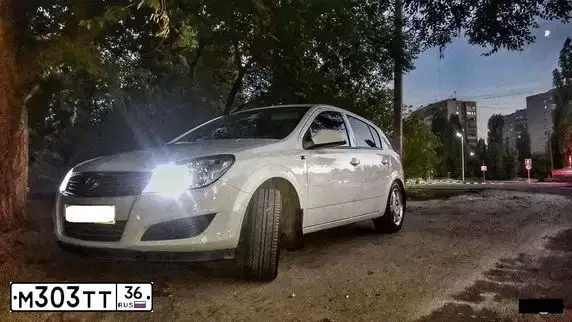 Фото автомобиля TOYOTA COROLLA, 2011 — госномер М303ТТ36. Цвет: СЕРЕБРИСТЫЙ