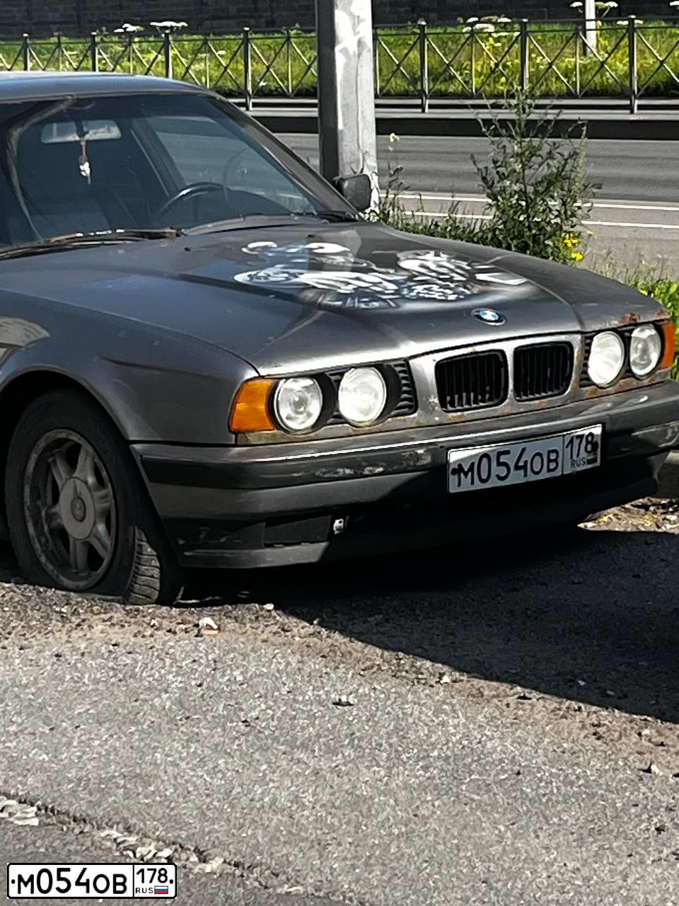 Фото автомобиля BMW SERIE 5, 1990 — госномер М054ОВ178. Цвет: СЕРЫЙ