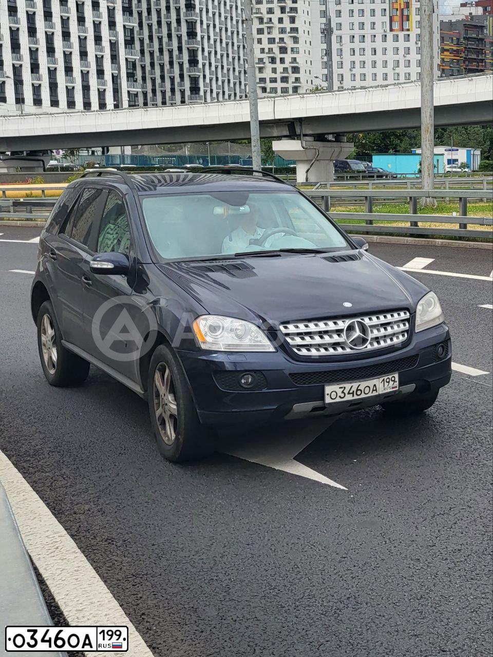 Фото автомобиля MERCEDES M-KLASSE, 2005 — госномер О346ОА199. Цвет: СИНИЙ