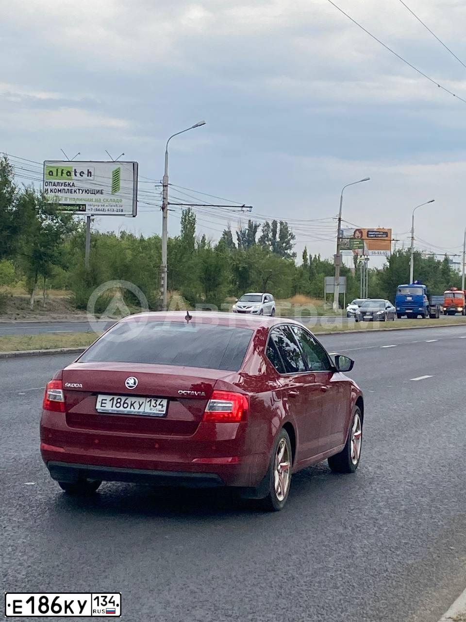 Фото автомобиля SKODA OCTAVIA, 2017 — госномер Е186КУ134. Цвет: ВИШНЕВЫЙ