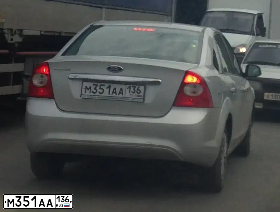 Фото автомобиля FORD FOCUS, 2009 — госномер М351АА136. Цвет: СЕРЕБРИСТЫЙ