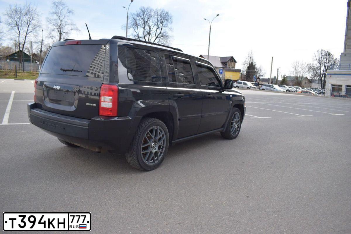 Фото автомобиля JEEP LIBERTY, 2008 — госномер Т394КН777. Цвет: ЧЕРНЫЙ
