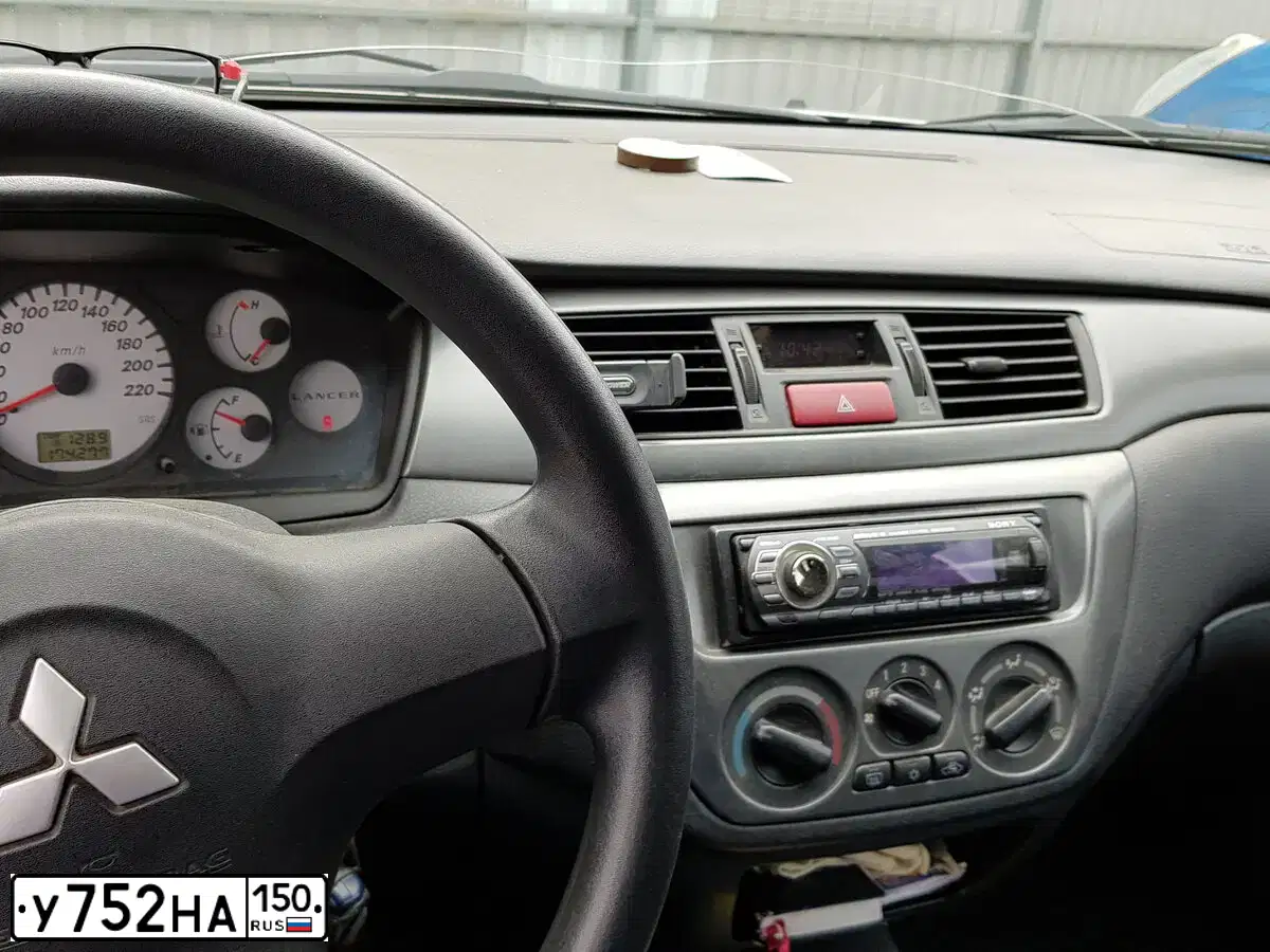 Фото автомобиля MITSUBISHI LANCER, 2007 — госномер У752НА150. Цвет: СЕРЕБРИСТЫЙ