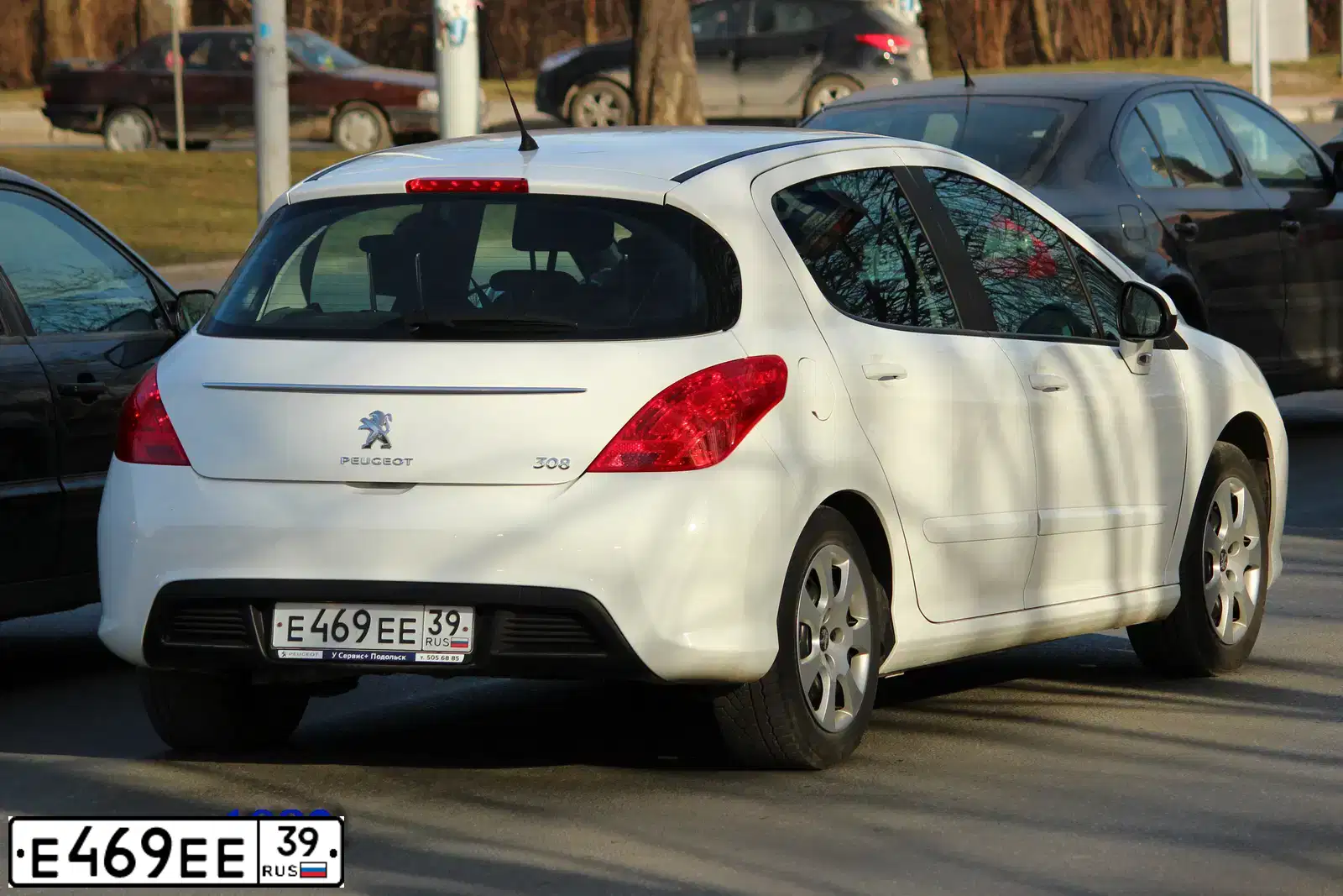 Фото автомобиля PEUGEOT 308, 2012 — госномер Т129ЕО39. Цвет: Белый