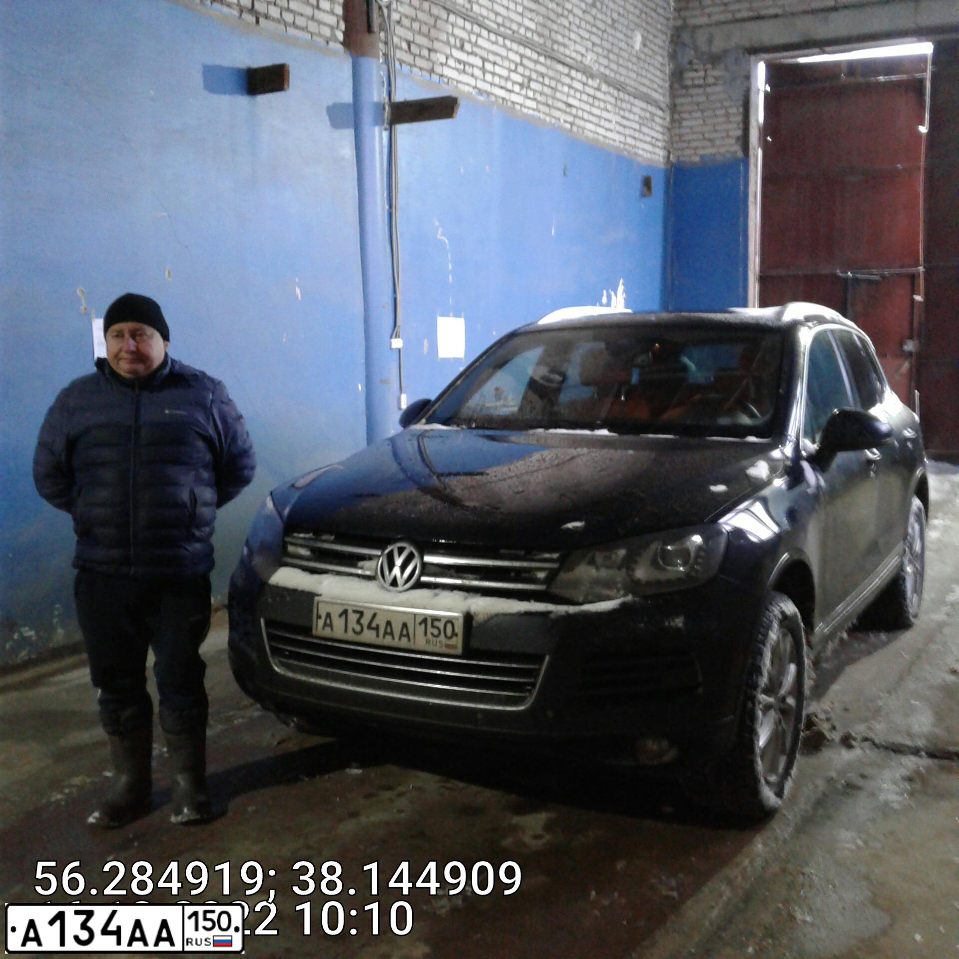Фото автомобиля VOLKSWAGEN TOUAREG, 2013 — госномер Е730ВЕ977. Цвет: Темно-синий