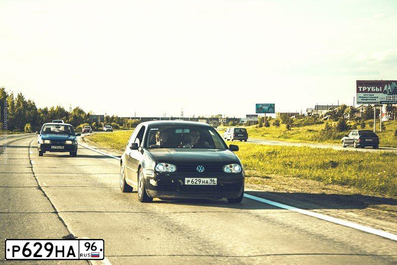 Фото автомобиля VOLKSWAGEN GOLF, 1999 — госномер К191ТТ196. Цвет: ЧЕРНЫЙ