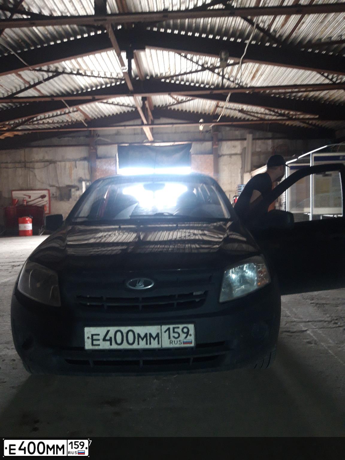 Фото автомобиля LADA 2190 GRANTA, 2014 — госномер Е400ММ159. Цвет: ЧЕРНЫЙ