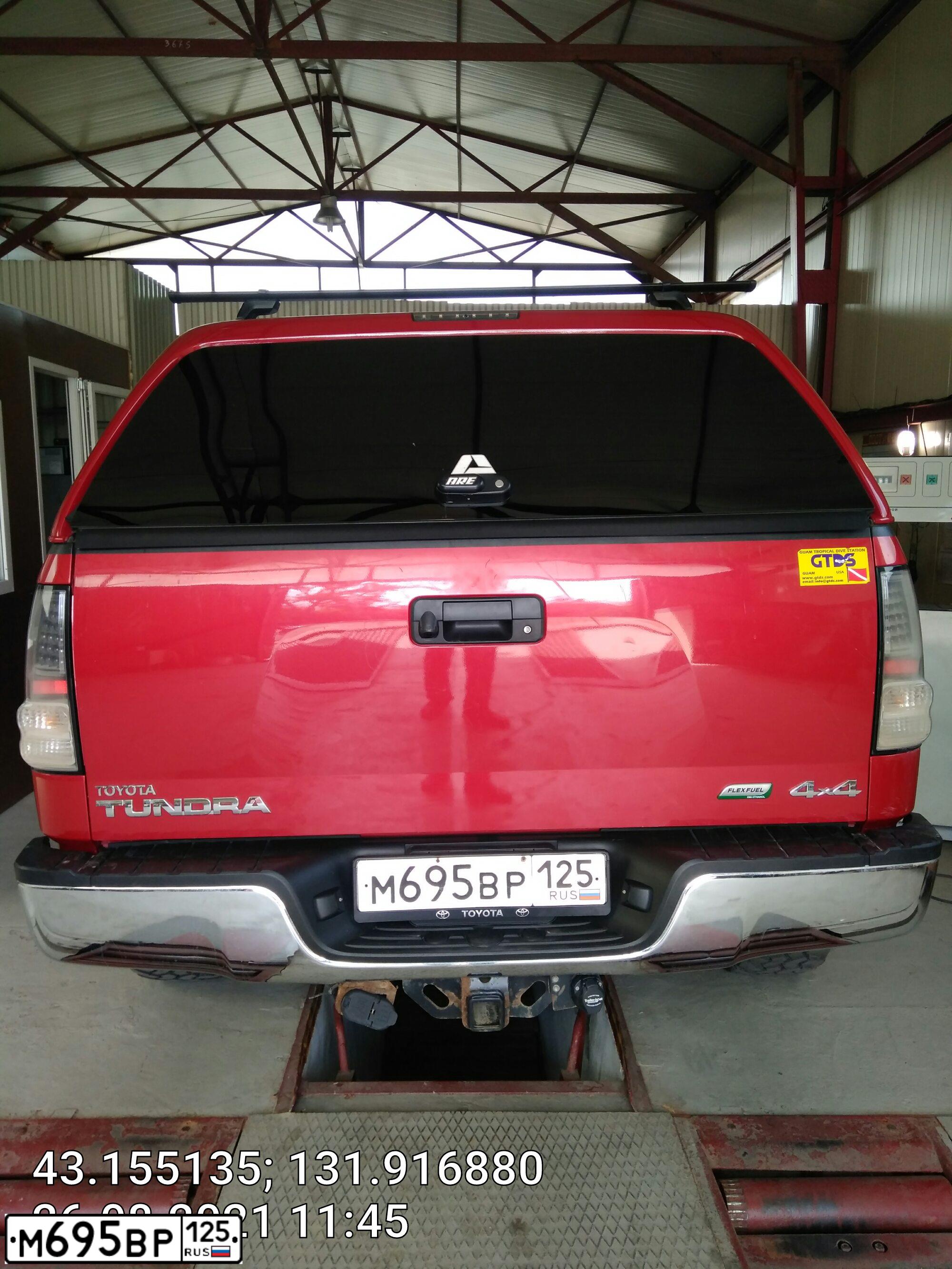 Фото автомобиля TOYOTA TUNDRA, 2011 — госномер Е515ВЕ41. Цвет: Красный