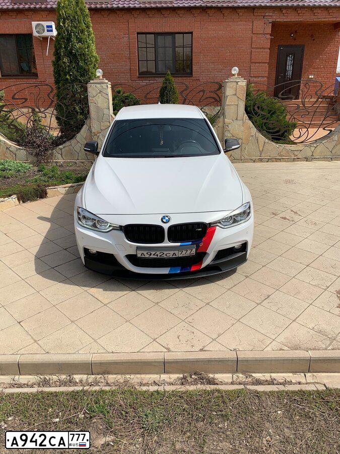 Фото автомобиля BMW 320I, 2016 — госномер В706ЕН702. Цвет: Белый