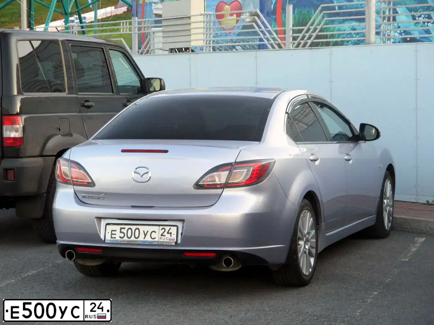 Фото автомобиля MAZDA 6, 2008 — госномер Е500УС24. Цвет: СИРЕНЕВЫЙ