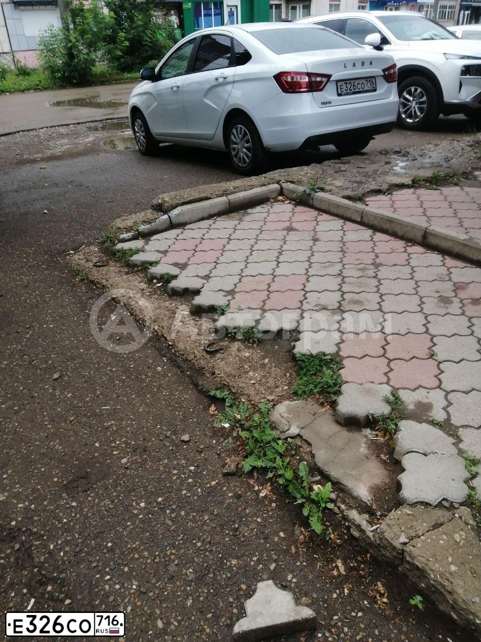 Фото автомобиля LADA VESTA, 2020 — госномер Е326СО716. Цвет: Белый