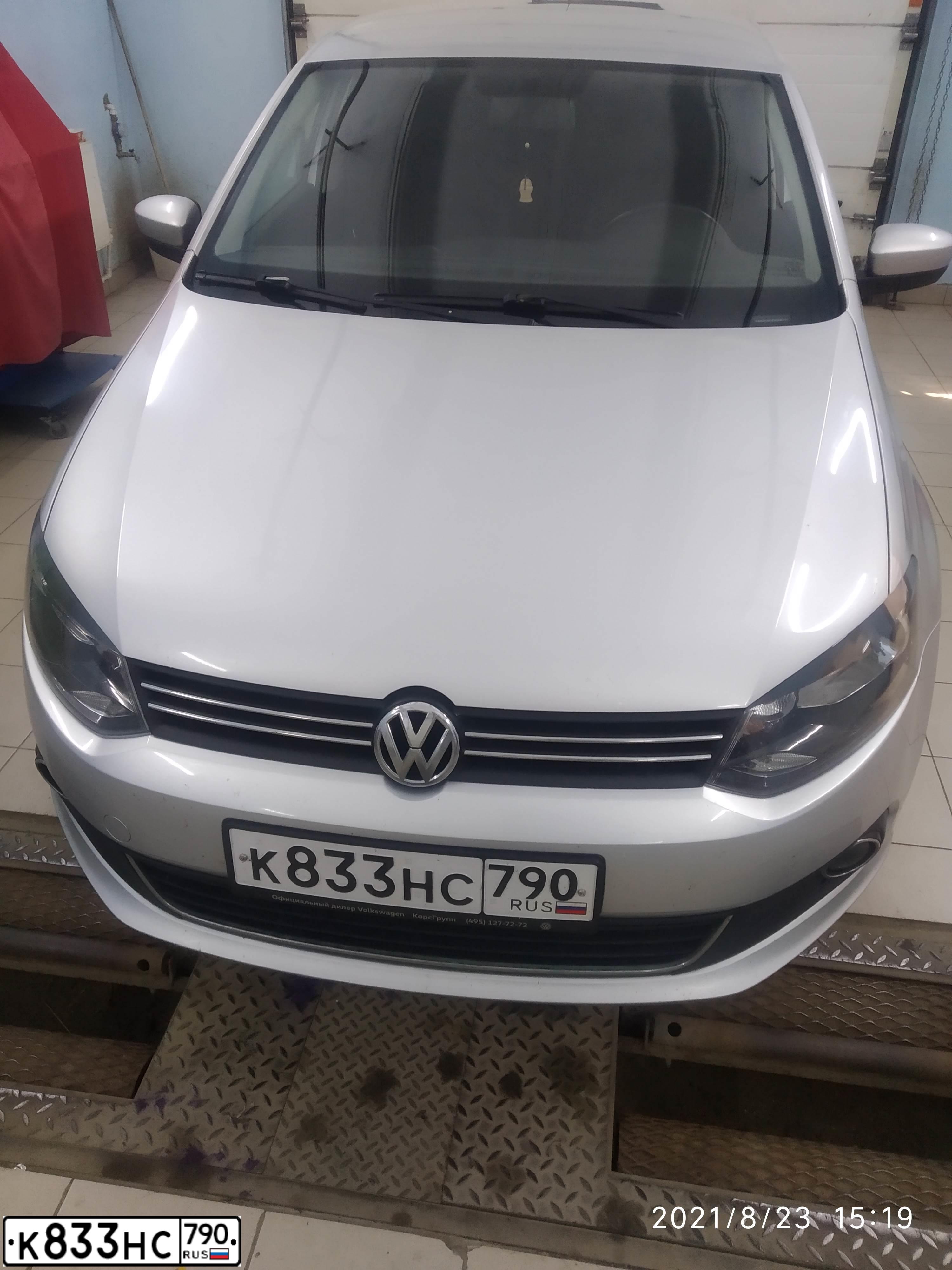 Фото автомобиля VOLKSWAGEN POLO, 2012 — госномер К833НС790. Цвет: Серебристый