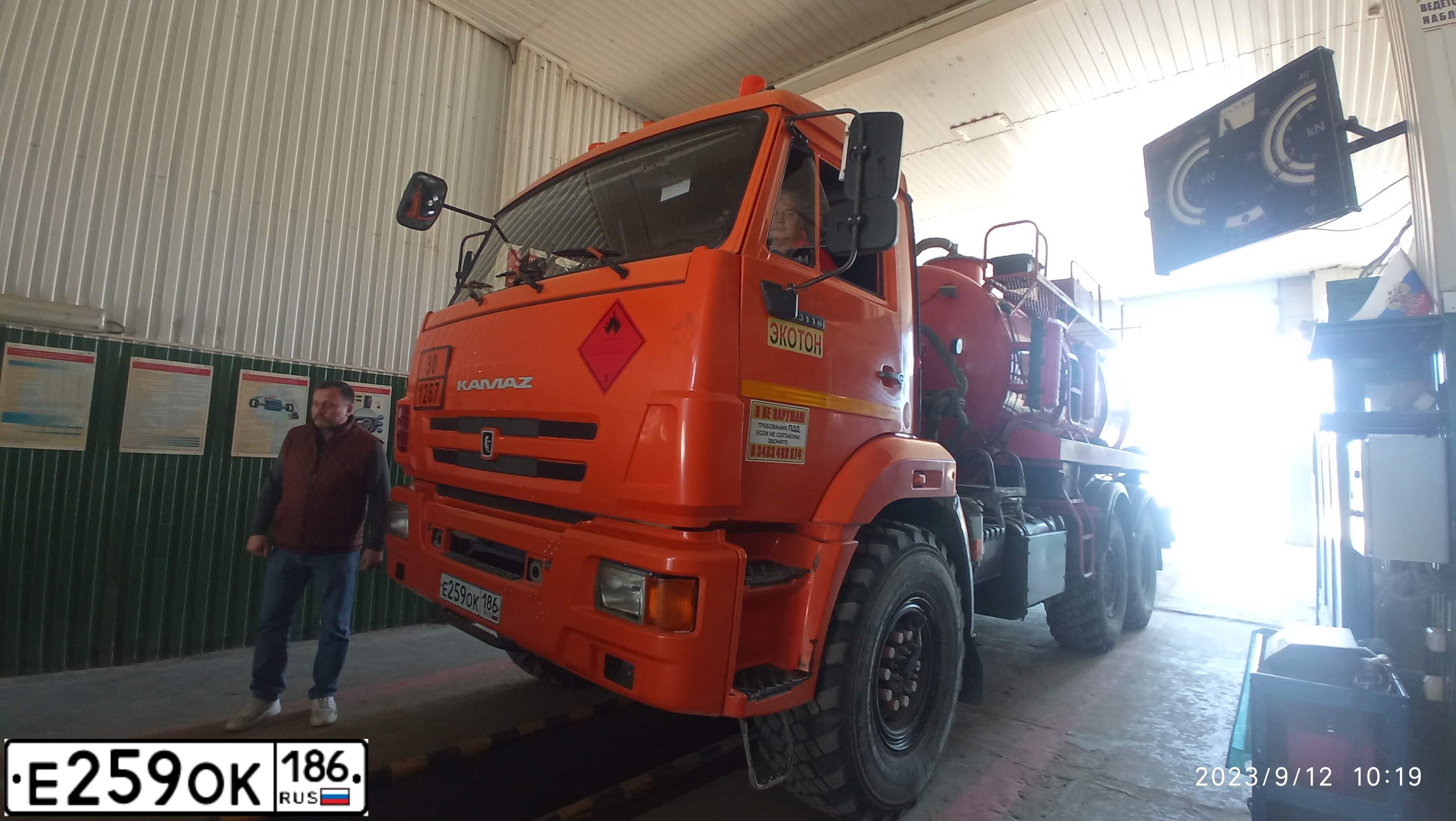 Фото автомобиля KAMAZ 43118 /6X6/, 2018 — госномер К215КТ186. Цвет: Оранжевый