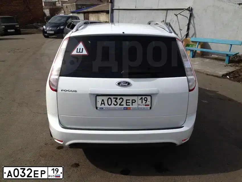 Фото автомобиля FORD FOCUS, 2011 — госномер Н225МР124. Цвет: Белый