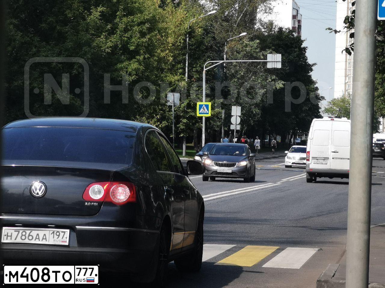 Фото автомобиля KIA RIO, 2013 — госномер М408ТО777. Цвет: СЕРЫЙ