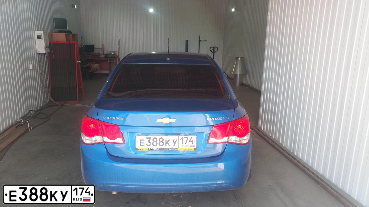 Фото автомобиля CHEVROLET CRUZE, 2009 — госномер Е388КУ174. Цвет: СИНИЙ