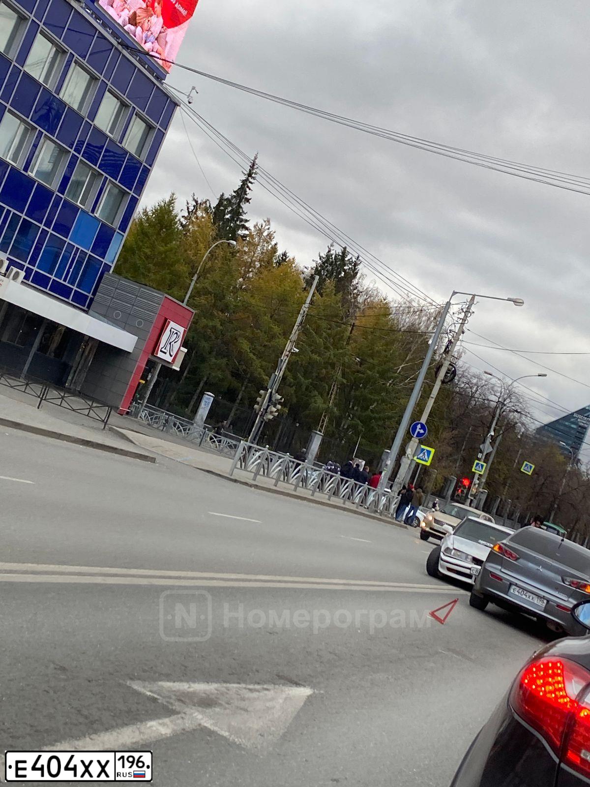 Фото автомобиля MITSUBISHI LANCER, 2011 — госномер Е404ХХ196. Цвет: Серый