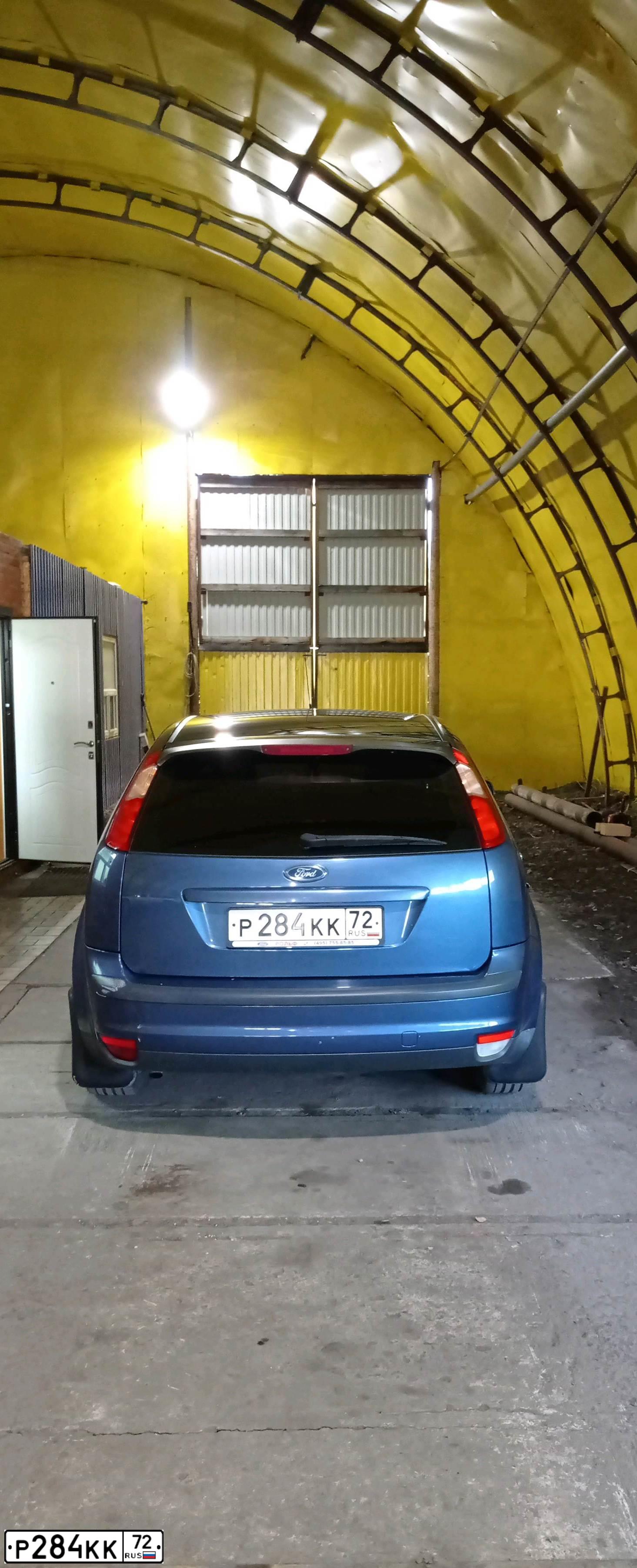 Фото автомобиля FORD FOCUS, 2008 — госномер Р284КК72. Цвет: СИНИЙ