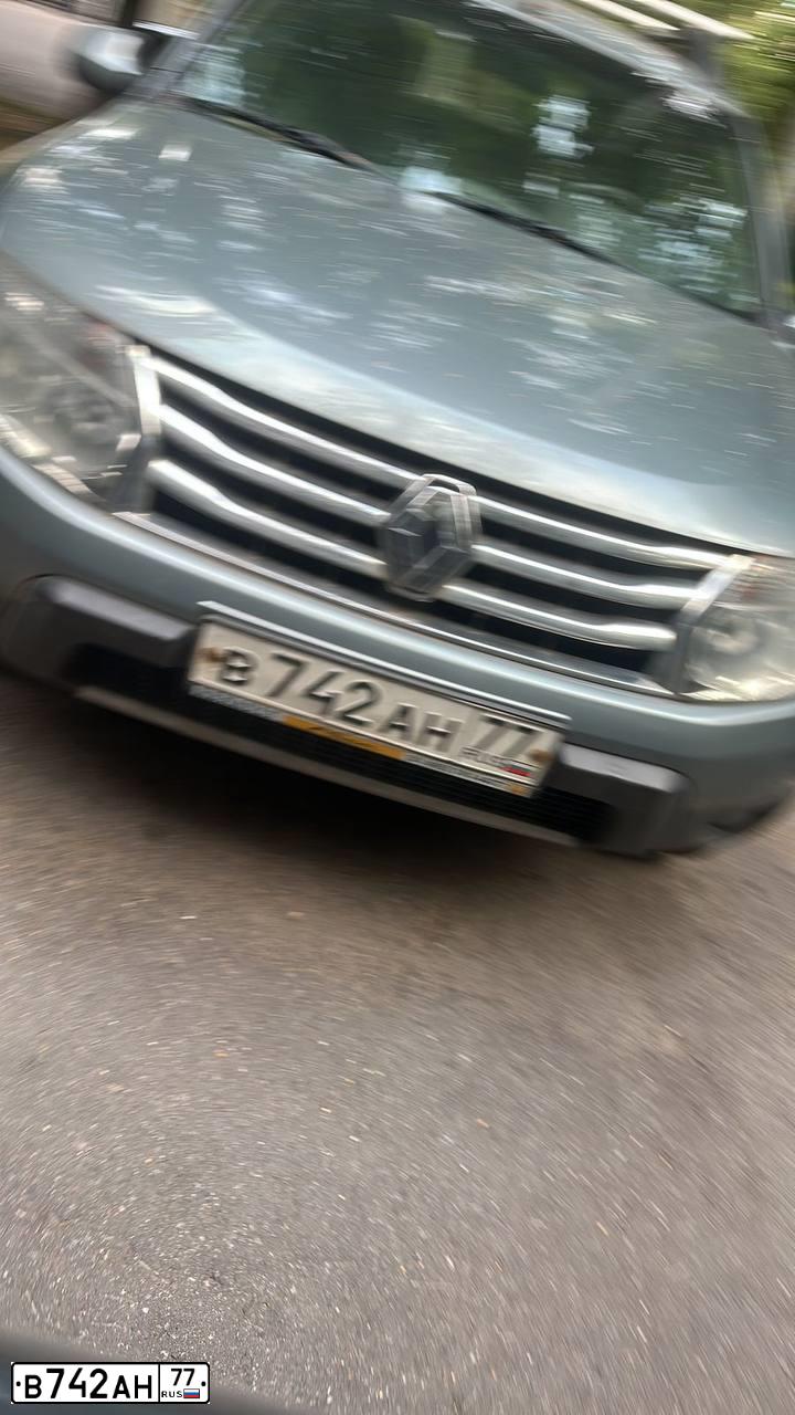 Фото автомобиля RENAULT DUSTER, 2012 — госномер В742АН77. Цвет: СЕРЫЙ