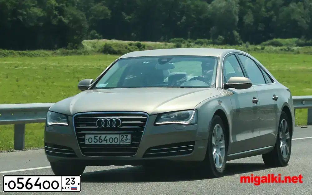 Фото автомобиля AUDI A8, 2011 — госномер О821СА799. Цвет: БЕЖЕВЫЙ