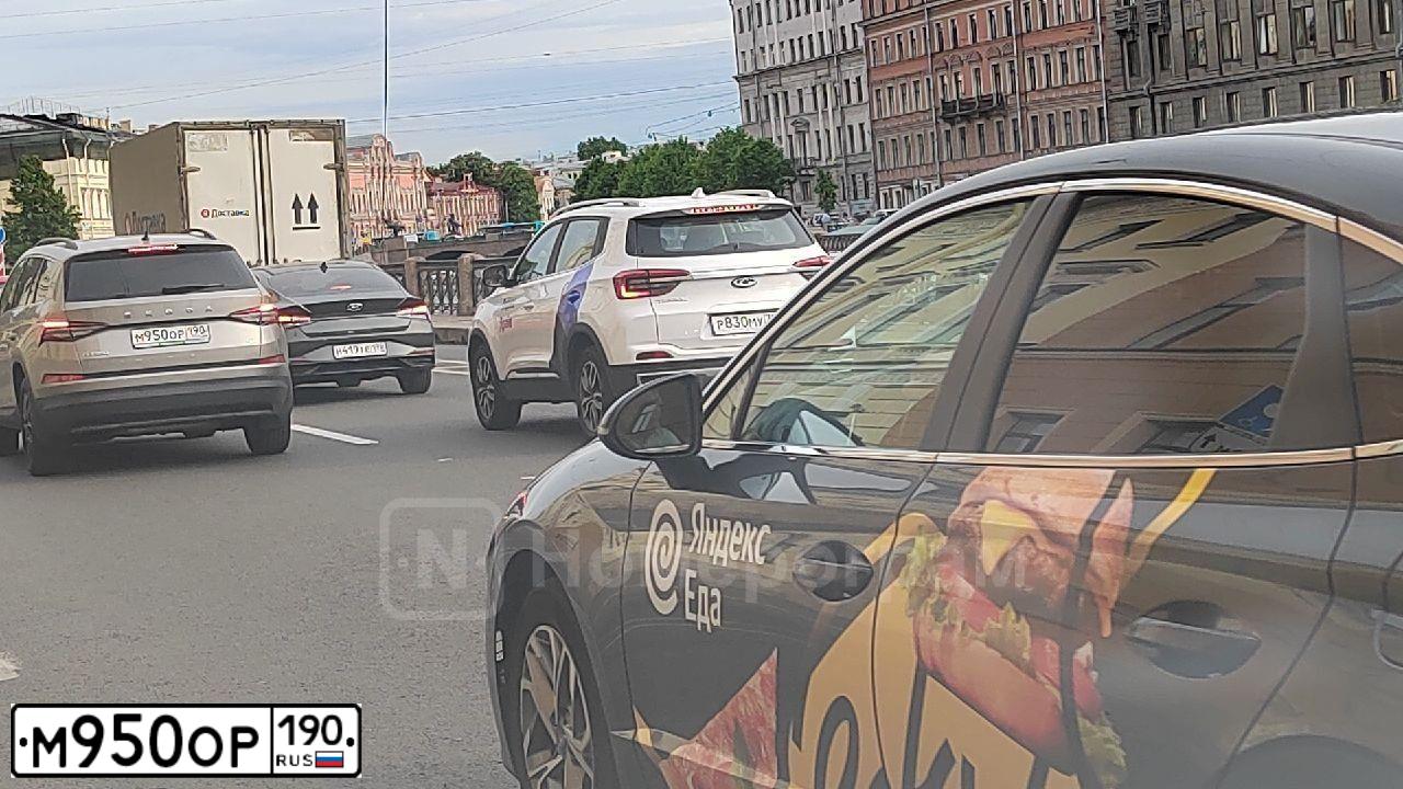 Фото автомобиля RENAULT SANDERO, 2011 — госномер М950ОР190. Цвет: БЕЖЕВЫЙ