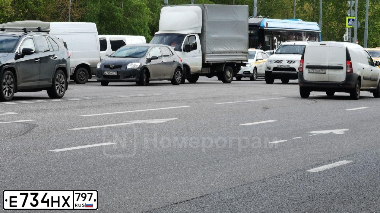 Фото автомобиля LADA LARGUS, 2018 — госномер А157КХ977. Цвет: Белый
