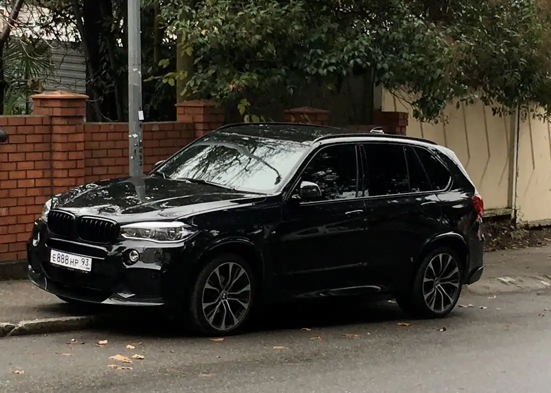 Фото автомобиля MERCEDES M-KLASSE, 2005 — госномер С990ОС174. Цвет: Белый