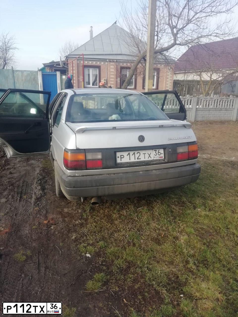 Фото автомобиля VOLKSWAGEN PASSAT, 1989 — госномер Р112ТХ36. Цвет: СЕРЕБРИСТЫЙ