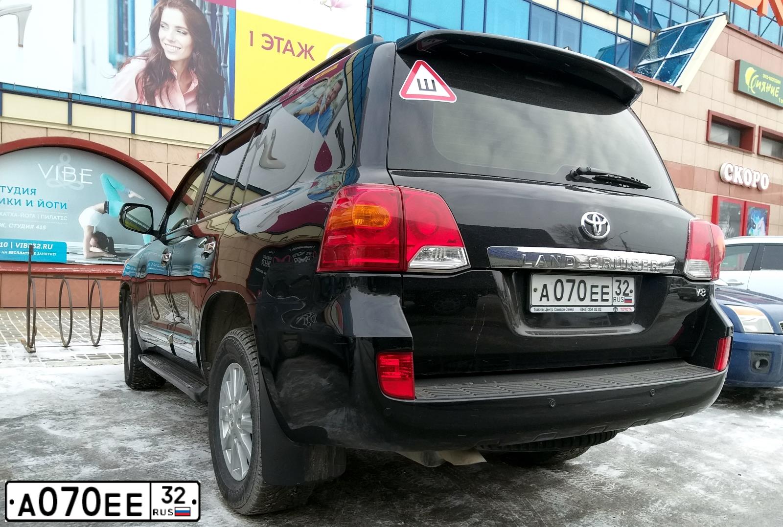 Фото автомобиля TOYOTA LANDCRUISER 200, 2012 — госномер А070ЕЕ32. Цвет: ЧЕРНЫЙ