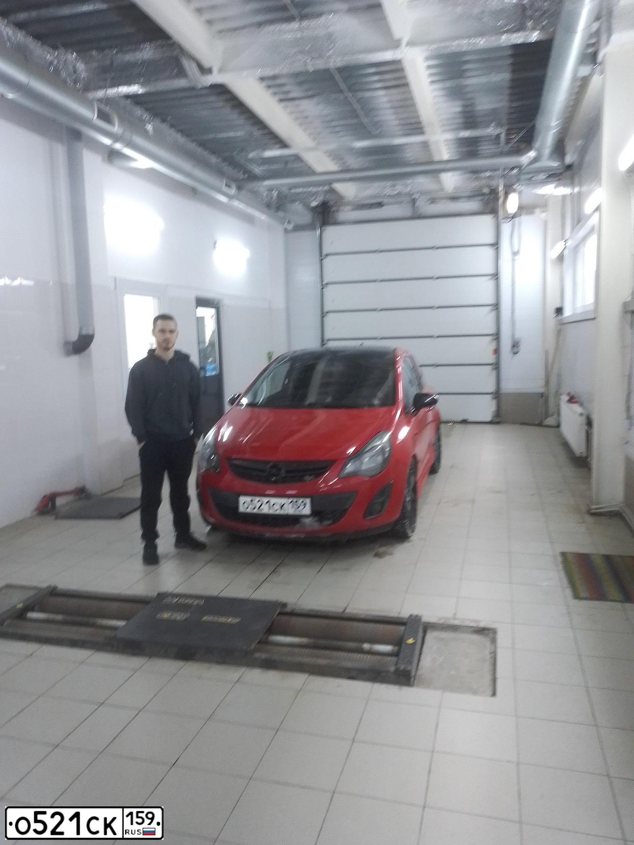 Фото автомобиля OPEL CORSA, 2011 — госномер М010СС18. Цвет: Красный