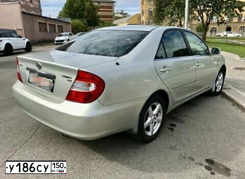 Фото автомобиля TOYOTA CAMRY, 2002 — госномер У186СУ150. Цвет: СЕРЫЙ