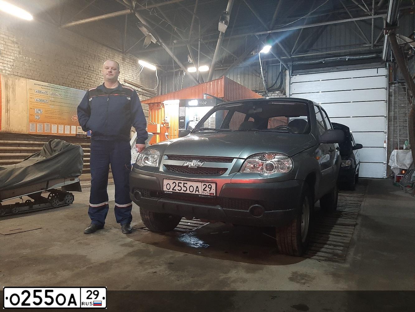 Фото автомобиля CHEVROLET NIVA, 2009 — госномер О255ОА29. Цвет: Темно-серый металлик