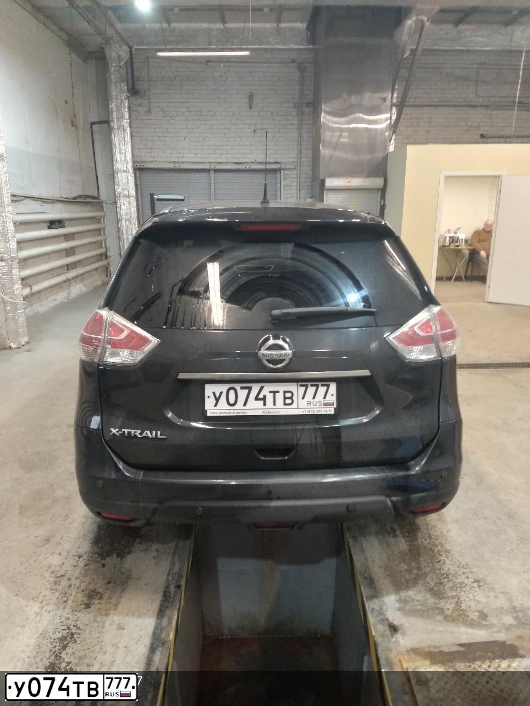 Фото автомобиля NISSAN X-TRAIL, 2016 — госномер Н385СМ198. Цвет: ЧЕРНЫЙ
