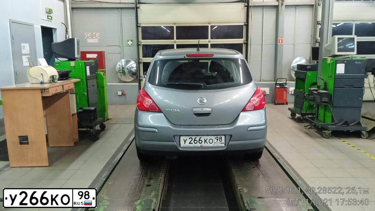 Фото автомобиля NISSAN TIIDA, 2008 — госномер У266КО98. Цвет: СЕРЫЙ