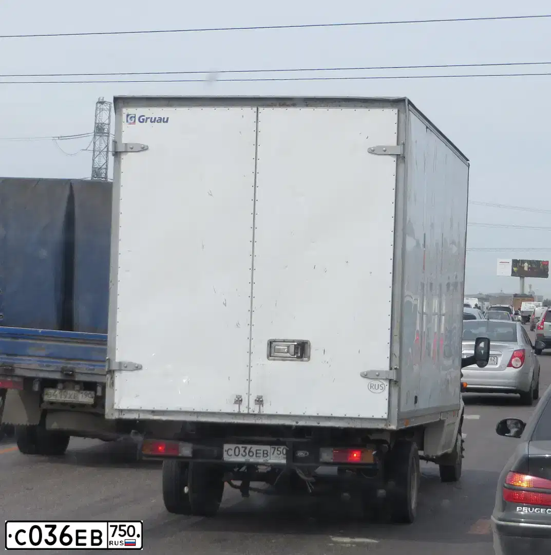 Фото автомобиля FORD TRANSIT, 2002 — госномер С036ЕВ750. Цвет: БЕЛЫЙ
