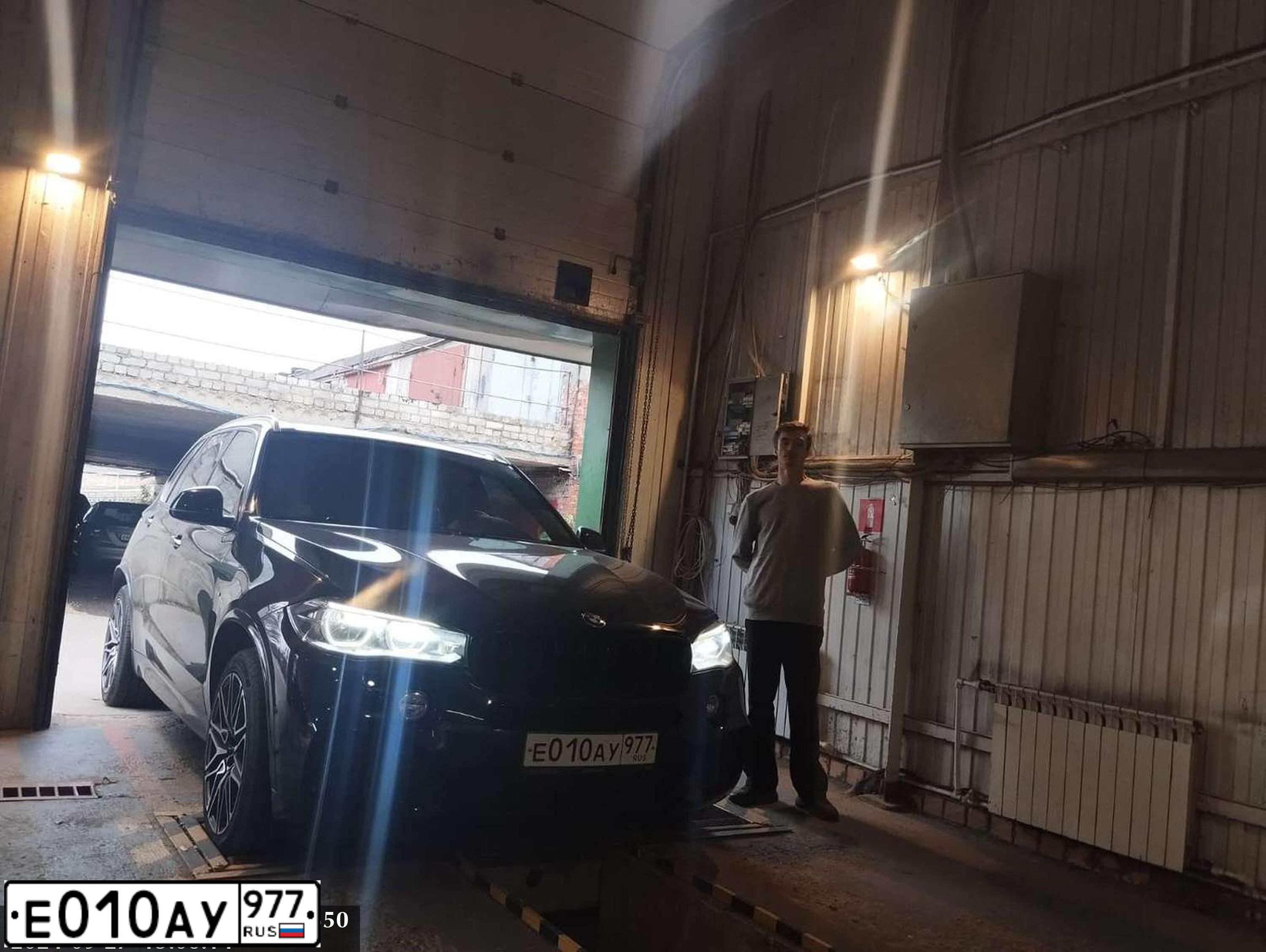 Фото автомобиля BMW 320I, 2014 — госномер Е583НК147. Цвет: СЕРЫЙ МЕТАЛЛИК