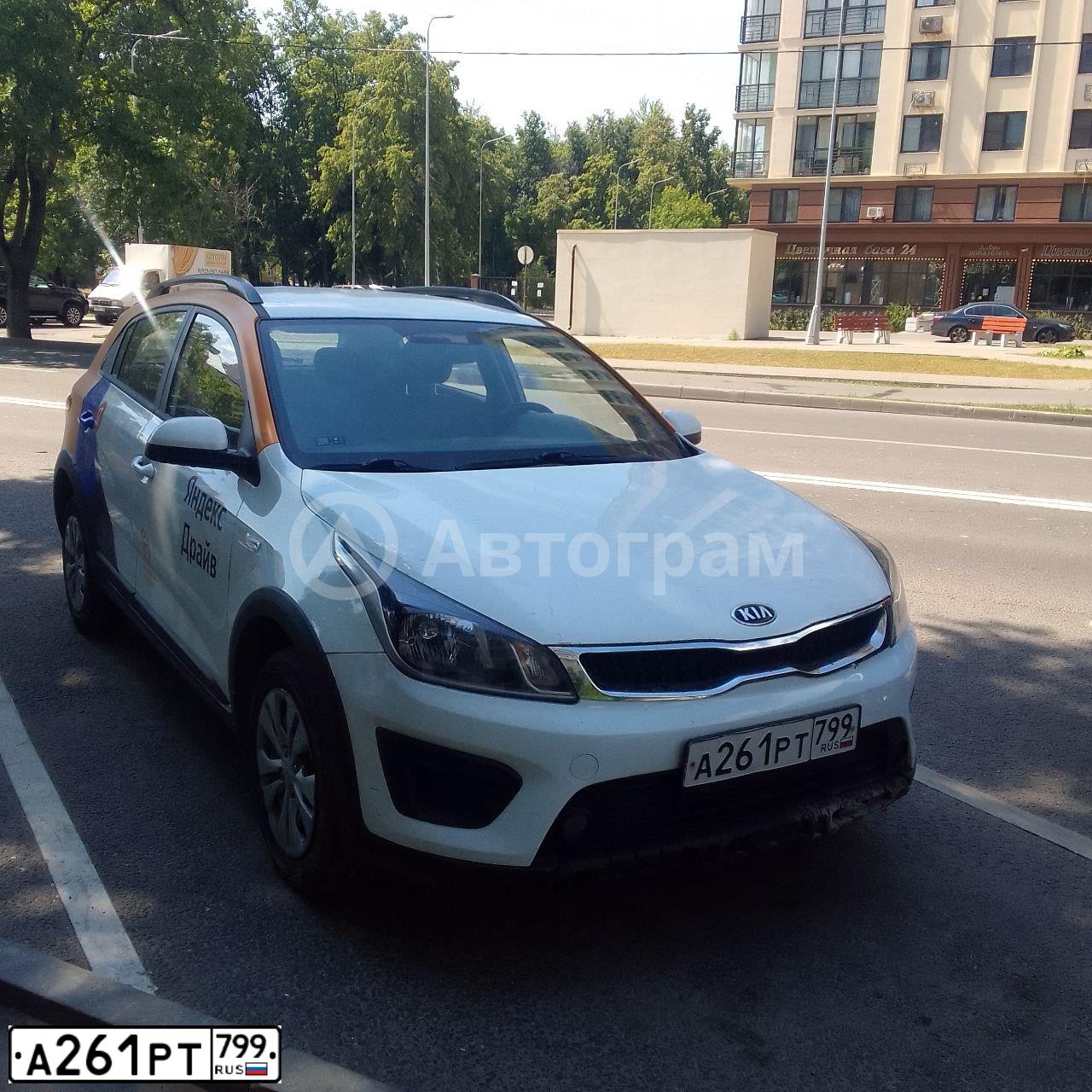 Фото автомобиля KIA RIO, 2019 — госномер А261РТ799. Цвет: Белый