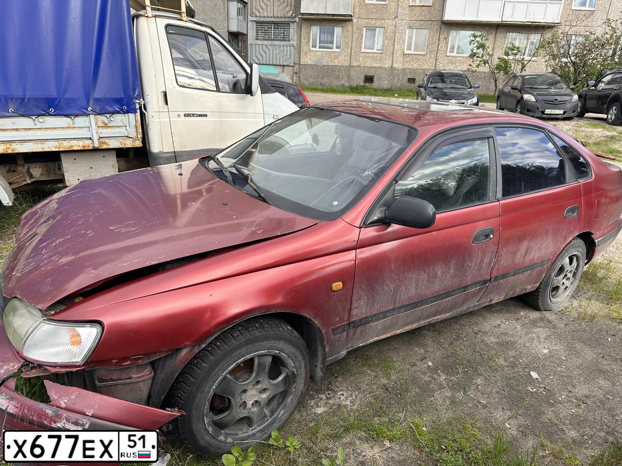 Фото автомобиля TOYOTA CARINA, 1993 — госномер Х677ЕХ51. Цвет: Красный