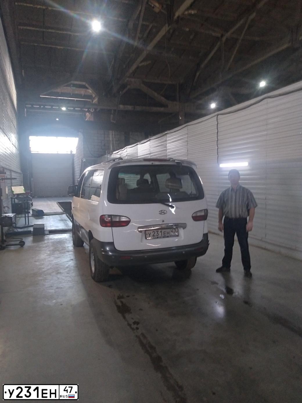 Фото автомобиля HYUNDAI H 1/H 100/STAREX, 2002 — госномер У231ЕН47. Цвет: СЕРЫЙ